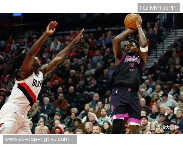 爱德华兹巧妙突破包夹精准传球助攻戈贝尔精彩扣篮得分